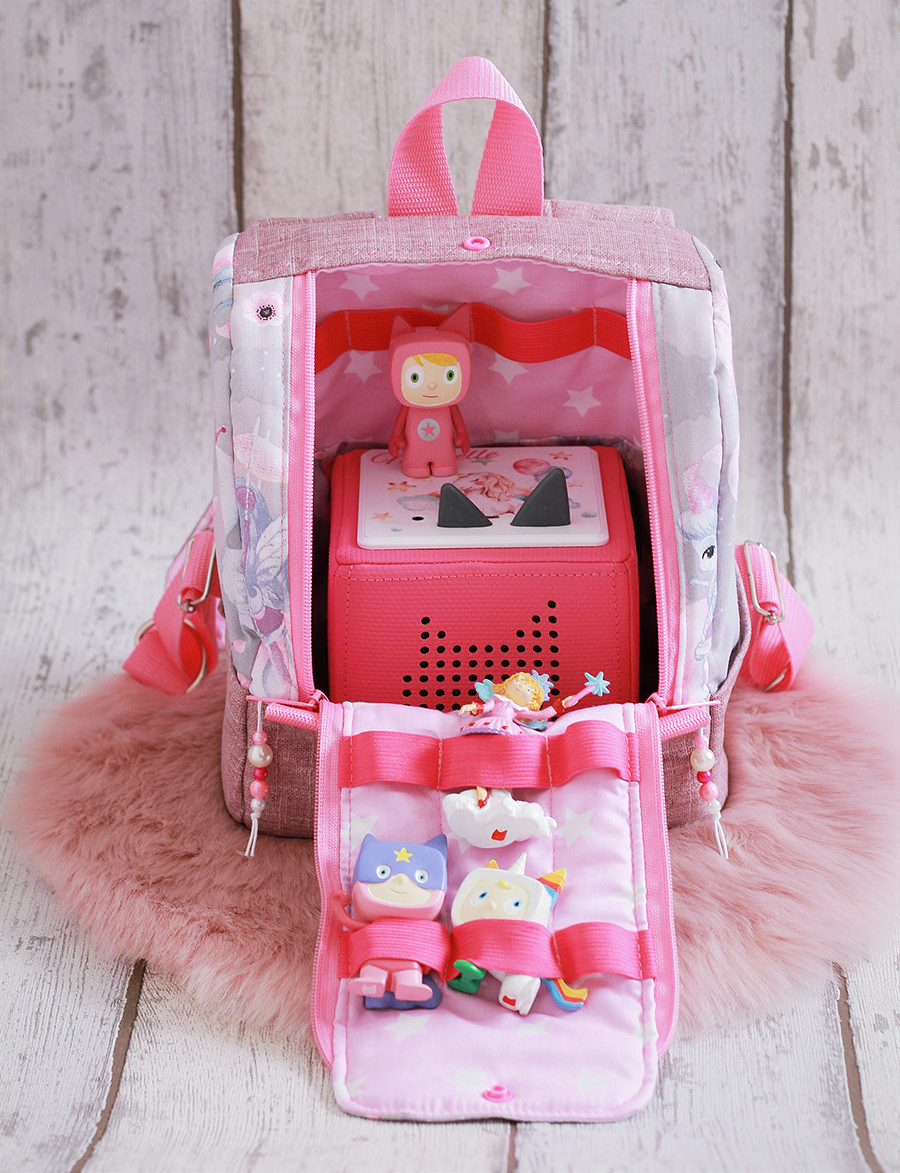 Der Rucksack KlapPack passt perfekt zu deiner Toniebox. Mit der Nähanleitung mit Schnittmuster in zwei Größen von shesmile kannst du diese Tasche einfach nähen.