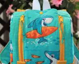 Nähanleitung und Schnittmuster in zwei Größen gestaltet als PDF-E-Book für einen Rucksack KlapPack in 2 Größen mit praktischer großer Klappenöffnung. Ideal auch für Kindergarten, Ausflug und den Musikwürfel Toniebox. Zum Transport und Schutz der Figu