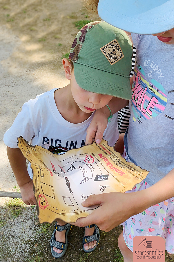 Druckvorlagen und Spielideen für eine Piraten-Schatzsuche gestaltet als PDF-E-Book von shesmile. Dein Piraten-Abenteuer zum Kindergeburtstag lässt sich auf jedem Spielplatz oder im Garten Zuhause spielen. Finde alle Schaufeln und buddel dich zum Schatz!