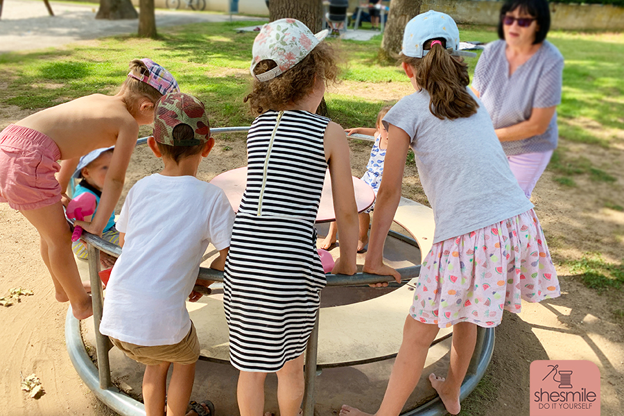 Eine Piratenparty mit Schatzsuche auf dem Spielplatz zum 5. Geburtstag. Gestaltet mit der Druckvorlage und Spieleidee Schatzsuche Piraten & Schaufeln von shesmile. Einfach. Kreativ. Basteln zum Kindergeburtstag.