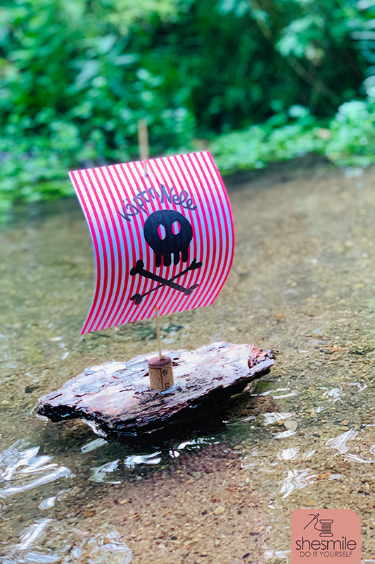 Schwimmende Schiffe aus Rinde und Papier (Eine kostenlose Bastelanleitung von shesmile)
