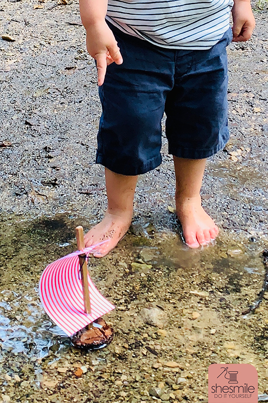 Schwimmende Schiffe aus Rinde und Papier (Eine kostenlose Bastelanleitung von shesmile)