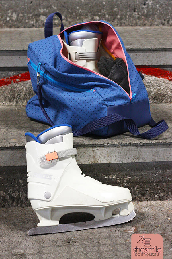 Schlittschuhe und Inline-Skates können leider nicht das ganze Jahr genutzt werden. Das halbe Jahr liegen sie im Regal. Mit den wackligen Kufen und Rollen stehen sie auch meist nicht sehr ordenlich da. Damit ist jetzt Schluss! Mit SusiSkates nähst du dir nicht nur eine Aufbewahrungstasche zum sicheren Verstauen deiner Schlitt- und Rollschuhe, als Rucksack oder Umhängetasche kannst du die praktische Sporttasche bequem ins Eisstadion oder zur Skaterbahn tragen. Auch meine warmen Stricksocken, Handschuhe, Sitzkissen und eine kleine Trinkflaschen haben Platz.