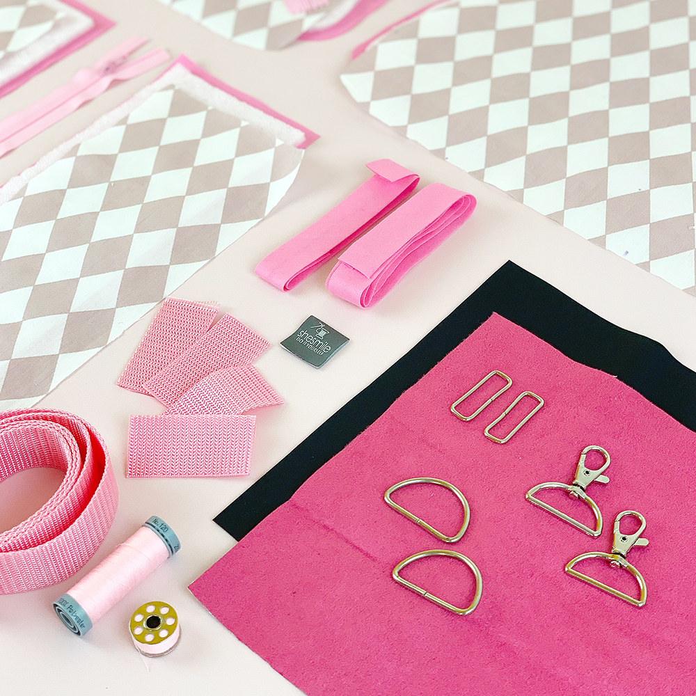 Eine Schlittschuhtasche SusiSkates in rosa und schwarz für meine Tochter nähen. Nach der Nähanleitung und Schnittmuster gestaltet als PDF-E-Book von shesmile. SusiSkates, die Umhängetasche oder Rucksack für Schlittschuhe.