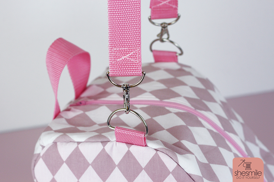 Eine Schlittschuhtasche SusiSkates in rosa und schwarz für meine Tochter nähen. Nach der Nähanleitung und Schnittmuster gestaltet als PDF-E-Book von shesmile. SusiSkates, die Umhängetasche oder Rucksack für Schlittschuhe.