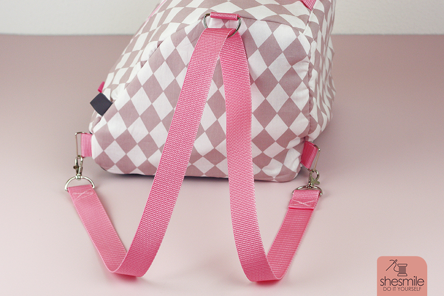 Eine Schlittschuhtasche SusiSkates in rosa und schwarz für meine Tochter nähen. Nach der Nähanleitung und Schnittmuster gestaltet als PDF-E-Book von shesmile. SusiSkates, die Umhängetasche oder Rucksack für Schlittschuhe.