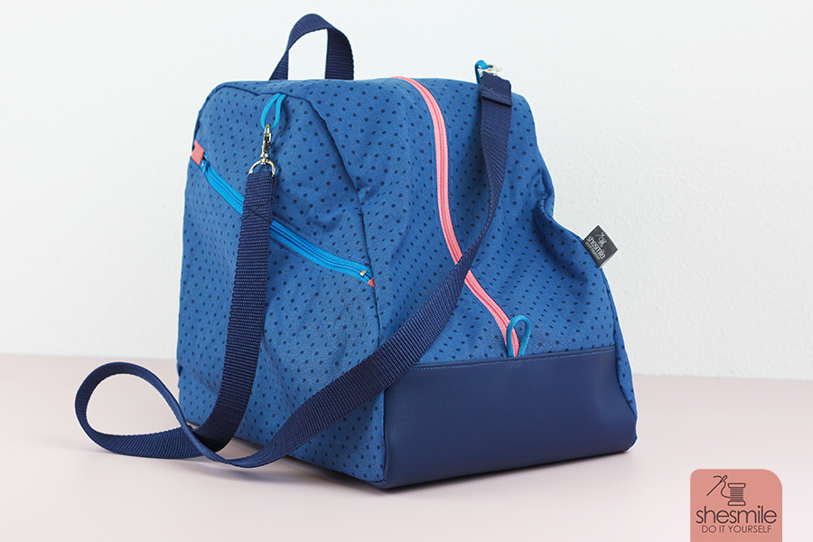 Vorgestern hab ich euch die Schlittschuhtasche für meine Tochter gezeigt. Heute folgt die Tasche für meine eigenen Schlittschuhe. Diese hab ich schon gut 20 Jahre, seit meiner Teeniezeit. Sie passen nach wie vor wie angegossen und ich laufe immer noch sehr gut damit. Die Farbkombination aus weiss, blau und orange-rose gefällt mir auch immer noch sehr. Man bin ich froh, dass ich mir damals keine mit Glitzer-Bling-Blin-Schlittschuhe ausgesucht hab ;-)