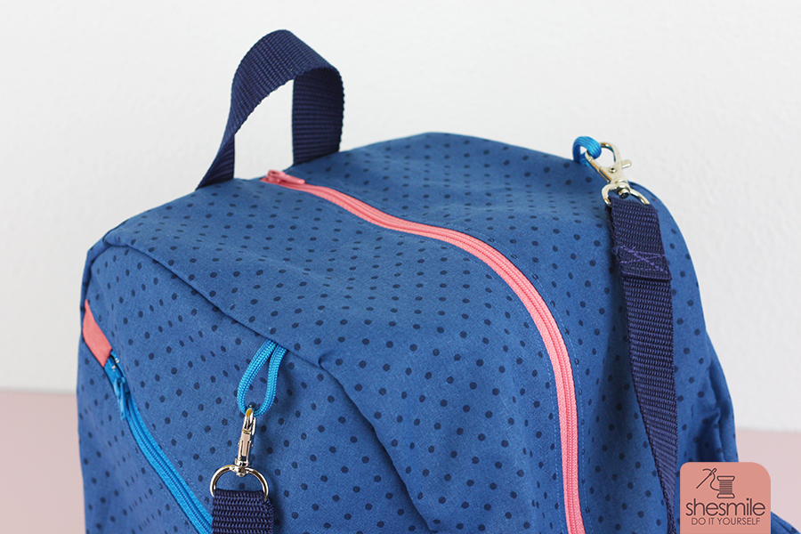 In meinem neuen Taschen-Schnittmuster erkläre ich Schritt-für-Schritt, wie du die Schuhtasche als Tragetasche, Umhängetasche oder Rucksack nähen kannst. Für meine Tasche hab ich auf Rucksackgurte verzichtet und stattdessen nur Schlaufen für Karabiner eingenäht.