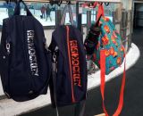 Nähanleitung und Schnittmuster gestaltet als PDF-E-Book für eine Tragetasche, Umhängetasche oder Rucksack SusiSkates. Perfekt für deine Schlittschuhe, Inline-Skates oder Ski-Schuhe. Schnittmuster Kufen bzw. Rollen von 25 cm bis 45 cm.