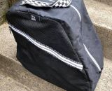 Nähanleitung und Schnittmuster gestaltet als PDF-E-Book für eine Tragetasche, Umhängetasche oder Rucksack SusiSkates. Perfekt für deine Schlittschuhe, Inline-Skates oder Ski-Schuhe. Schnittmuster Kufen bzw. Rollen von 25 cm bis 45 cm.