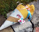 Kleine Schultüte aus Stoff für den ersten KiTa-Tag meiner Tochter (Nähanleitung und Schnittmuster von shesmile) Passend dazu ein kleiner Kindergarten-Rucksack nach dem Schnittmuster Rucksack KlapPack, ebenfalls von shesmile.