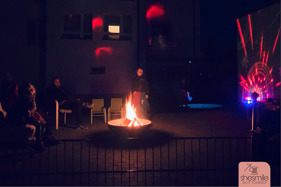 Alles was du brauchst sind Cracker-Kekse, Salzstangen, Augen und eine streichbare Creme. Damit erstellst du lustige Spinnen-Cracker für die Kinder-Halloween-Party. Eine Idee von shesmile.de