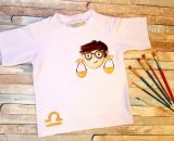 Applikationsvorlage gestaltet als PDF-E-Book für alle 12 Sternzeichen. Zur Gestaltung von Textilien. Als die zwölf Tierkreiszeichen des Zodiaks werden die Sternzeichen Widder, Stier, Zwillinge, Krebs, Löwe, Jungfrau, Waage, Skorpion, Schütze, Steinbo
