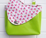 Nähanleitung und Schnittmuster gestaltet als PDF-E-Book von shesmile für eine Handtasche und Umhängetasche Carla in zwei Größen. Carla ist deine Mädchen- und Damenhandtasche mit der geschwungenen Klappe. Carla hat ein großes Hauptfach und unter der K