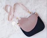 Nähanleitung und Schnittmuster gestaltet als PDF-E-Book von shesmile für eine Handtasche und Umhängetasche Carla in zwei Größen. Carla ist deine Mädchen- und Damenhandtasche mit der geschwungenen Klappe. Carla hat ein großes Hauptfach und unter der K