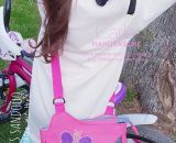 Nähanleitung und Schnittmuster gestaltet als PDF-E-Book von shesmile für eine Handtasche und Umhängetasche Carla in zwei Größen. Carla ist deine Mädchen- und Damenhandtasche mit der geschwungenen Klappe. Carla hat ein großes Hauptfach und unter der K