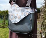 Nähanleitung und Schnittmuster gestaltet als PDF-E-Book von shesmile für eine Handtasche und Umhängetasche Carla in zwei Größen. Carla ist deine Mädchen- und Damenhandtasche mit der geschwungenen Klappe. Carla hat ein großes Hauptfach und unter der K