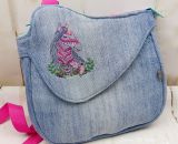 Nähanleitung und Schnittmuster gestaltet als PDF-E-Book von shesmile für eine Handtasche und Umhängetasche Carla in zwei Größen. Carla ist deine Mädchen- und Damenhandtasche mit der geschwungenen Klappe. Carla hat ein großes Hauptfach und unter der K