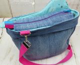 Nähanleitung und Schnittmuster gestaltet als PDF-E-Book von shesmile für eine Handtasche und Umhängetasche Carla in zwei Größen. Carla ist deine Mädchen- und Damenhandtasche mit der geschwungenen Klappe. Carla hat ein großes Hauptfach und unter der K