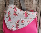 Nähanleitung und Schnittmuster gestaltet als PDF-E-Book von shesmile für eine Handtasche und Umhängetasche Carla in zwei Größen. Carla ist deine Mädchen- und Damenhandtasche mit der geschwungenen Klappe. Carla hat ein großes Hauptfach und unter der K