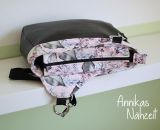 Nähanleitung und Schnittmuster gestaltet als PDF-E-Book von shesmile für eine Handtasche und Umhängetasche Carla in zwei Größen. Carla ist deine Mädchen- und Damenhandtasche mit der geschwungenen Klappe. Carla hat ein großes Hauptfach und unter der K