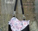 Nähanleitung und Schnittmuster gestaltet als PDF-E-Book von shesmile für eine Handtasche und Umhängetasche Carla in zwei Größen. Carla ist deine Mädchen- und Damenhandtasche mit der geschwungenen Klappe. Carla hat ein großes Hauptfach und unter der K