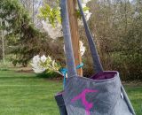 Nähanleitung und Schnittmuster gestaltet als PDF-E-Book von shesmile für eine Handtasche und Umhängetasche Carla in zwei Größen. Carla ist deine Mädchen- und Damenhandtasche mit der geschwungenen Klappe. Carla hat ein großes Hauptfach und unter der K