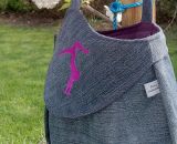 Nähanleitung und Schnittmuster gestaltet als PDF-E-Book von shesmile für eine Handtasche und Umhängetasche Carla in zwei Größen. Carla ist deine Mädchen- und Damenhandtasche mit der geschwungenen Klappe. Carla hat ein großes Hauptfach und unter der K