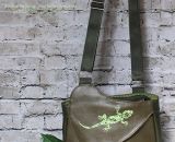 Nähanleitung und Schnittmuster gestaltet als PDF-E-Book von shesmile für eine Handtasche und Umhängetasche Carla in zwei Größen. Carla ist deine Mädchen- und Damenhandtasche mit der geschwungenen Klappe. Carla hat ein großes Hauptfach und unter der K