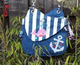 Nähanleitung und Schnittmuster gestaltet als PDF-E-Book von shesmile für eine Handtasche und Umhängetasche Carla in zwei Größen. Carla ist deine Mädchen- und Damenhandtasche mit der geschwungenen Klappe. Carla hat ein großes Hauptfach und unter der K