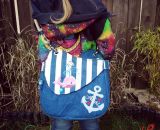 Nähanleitung und Schnittmuster gestaltet als PDF-E-Book von shesmile für eine Handtasche und Umhängetasche Carla in zwei Größen. Carla ist deine Mädchen- und Damenhandtasche mit der geschwungenen Klappe. Carla hat ein großes Hauptfach und unter der K