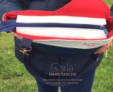 Nähanleitung und Schnittmuster gestaltet als PDF-E-Book von shesmile für eine Handtasche und Umhängetasche Carla in zwei Größen. Carla ist deine Mädchen- und Damenhandtasche mit der geschwungenen Klappe. Carla hat ein großes Hauptfach und unter der K