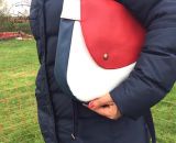 Nähanleitung und Schnittmuster gestaltet als PDF-E-Book von shesmile für eine Handtasche und Umhängetasche Carla in zwei Größen. Carla ist deine Mädchen- und Damenhandtasche mit der geschwungenen Klappe. Carla hat ein großes Hauptfach und unter der K