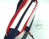Nähanleitung und Schnittmuster gestaltet als PDF-E-Book von shesmile für eine Handtasche und Umhängetasche Carla in zwei Größen. Carla ist deine Mädchen- und Damenhandtasche mit der geschwungenen Klappe. Carla hat ein großes Hauptfach und unter der K