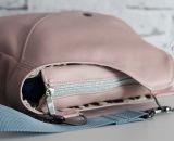 Nähanleitung und Schnittmuster gestaltet als PDF-E-Book von shesmile für eine Handtasche und Umhängetasche Carla in zwei Größen. Carla ist deine Mädchen- und Damenhandtasche mit der geschwungenen Klappe. Carla hat ein großes Hauptfach und unter der K