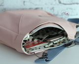 Nähanleitung und Schnittmuster gestaltet als PDF-E-Book von shesmile für eine Handtasche und Umhängetasche Carla in zwei Größen. Carla ist deine Mädchen- und Damenhandtasche mit der geschwungenen Klappe. Carla hat ein großes Hauptfach und unter der K