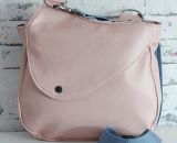 Nähanleitung und Schnittmuster gestaltet als PDF-E-Book von shesmile für eine Handtasche und Umhängetasche Carla in zwei Größen. Carla ist deine Mädchen- und Damenhandtasche mit der geschwungenen Klappe. Carla hat ein großes Hauptfach und unter der K