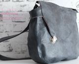 Nähanleitung und Schnittmuster gestaltet als PDF-E-Book von shesmile für eine Handtasche und Umhängetasche Carla in zwei Größen. Carla ist deine Mädchen- und Damenhandtasche mit der geschwungenen Klappe. Carla hat ein großes Hauptfach und unter der K