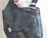 Nähanleitung und Schnittmuster gestaltet als PDF-E-Book von shesmile für eine Handtasche und Umhängetasche Carla in zwei Größen. Carla ist deine Mädchen- und Damenhandtasche mit der geschwungenen Klappe. Carla hat ein großes Hauptfach und unter der K