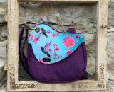 Nähanleitung und Schnittmuster gestaltet als PDF-E-Book von shesmile für eine Handtasche und Umhängetasche Carla in zwei Größen. Carla ist deine Mädchen- und Damenhandtasche mit der geschwungenen Klappe. Carla hat ein großes Hauptfach und unter der K