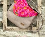 Nähanleitung und Schnittmuster gestaltet als PDF-E-Book von shesmile für eine Handtasche und Umhängetasche Carla in zwei Größen. Carla ist deine Mädchen- und Damenhandtasche mit der geschwungenen Klappe. Carla hat ein großes Hauptfach und unter der K