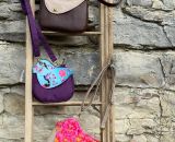 Nähanleitung und Schnittmuster gestaltet als PDF-E-Book von shesmile für eine Handtasche und Umhängetasche Carla in zwei Größen. Carla ist deine Mädchen- und Damenhandtasche mit der geschwungenen Klappe. Carla hat ein großes Hauptfach und unter der K