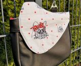 Nähanleitung und Schnittmuster gestaltet als PDF-E-Book von shesmile für eine Handtasche und Umhängetasche Carla in zwei Größen. Carla ist deine Mädchen- und Damenhandtasche mit der geschwungenen Klappe. Carla hat ein großes Hauptfach und unter der K