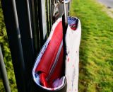 Nähanleitung und Schnittmuster gestaltet als PDF-E-Book von shesmile für eine Handtasche und Umhängetasche Carla in zwei Größen. Carla ist deine Mädchen- und Damenhandtasche mit der geschwungenen Klappe. Carla hat ein großes Hauptfach und unter der K