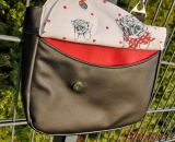 Nähanleitung und Schnittmuster gestaltet als PDF-E-Book von shesmile für eine Handtasche und Umhängetasche Carla in zwei Größen. Carla ist deine Mädchen- und Damenhandtasche mit der geschwungenen Klappe. Carla hat ein großes Hauptfach und unter der K