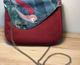 Nähanleitung und Schnittmuster gestaltet als PDF-E-Book von shesmile für eine Handtasche und Umhängetasche Carla in zwei Größen. Carla ist deine Mädchen- und Damenhandtasche mit der geschwungenen Klappe. Carla hat ein großes Hauptfach und unter der K