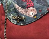 Nähanleitung und Schnittmuster gestaltet als PDF-E-Book von shesmile für eine Handtasche und Umhängetasche Carla in zwei Größen. Carla ist deine Mädchen- und Damenhandtasche mit der geschwungenen Klappe. Carla hat ein großes Hauptfach und unter der K
