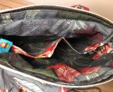 Nähanleitung und Schnittmuster gestaltet als PDF-E-Book von shesmile für eine Handtasche und Umhängetasche Carla in zwei Größen. Carla ist deine Mädchen- und Damenhandtasche mit der geschwungenen Klappe. Carla hat ein großes Hauptfach und unter der K
