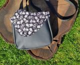 Nähanleitung und Schnittmuster gestaltet als PDF-E-Book von shesmile für eine Handtasche und Umhängetasche Carla in zwei Größen. Carla ist deine Mädchen- und Damenhandtasche mit der geschwungenen Klappe. Carla hat ein großes Hauptfach und unter der K