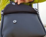 Nähanleitung und Schnittmuster gestaltet als PDF-E-Book von shesmile für eine Handtasche und Umhängetasche Carla in zwei Größen. Carla ist deine Mädchen- und Damenhandtasche mit der geschwungenen Klappe. Carla hat ein großes Hauptfach und unter der K